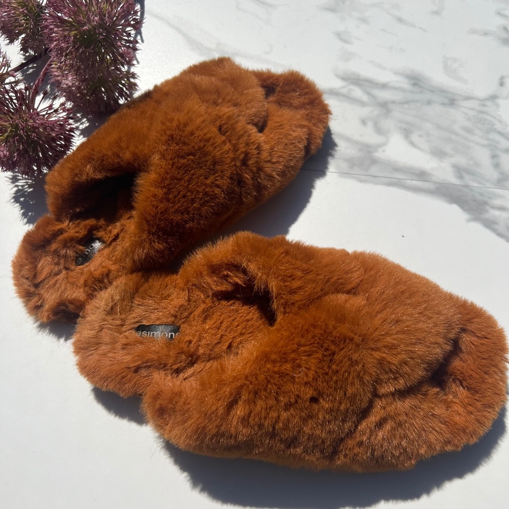Gift with Purchase | Simons Slippers - Picture 2 of 5